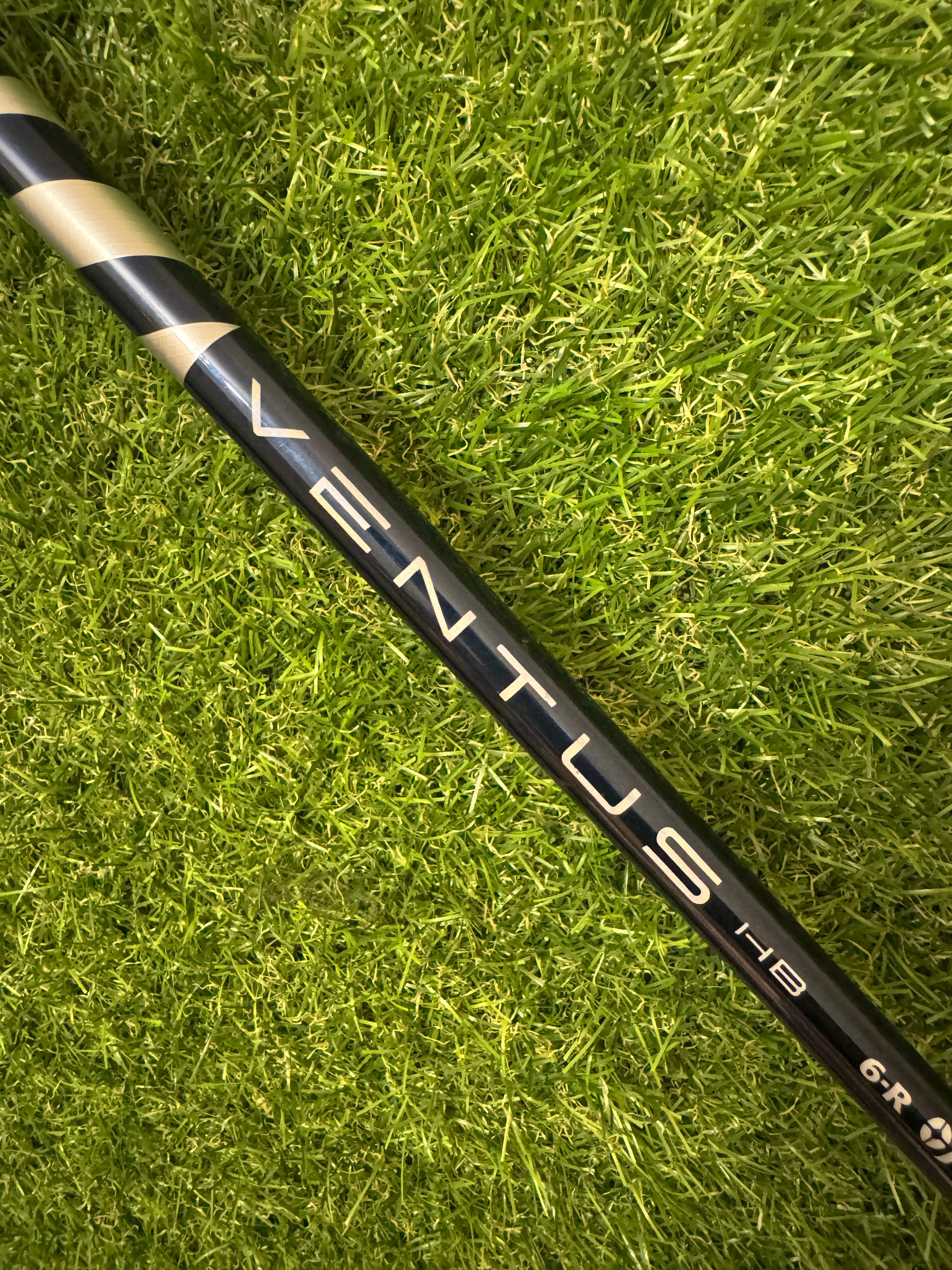 Wilson Staff 36.5” 8881 Left Hand Blade Putter with Milled Face and One‑of‑a‑Kind Blue Ventus Carbon Shaft