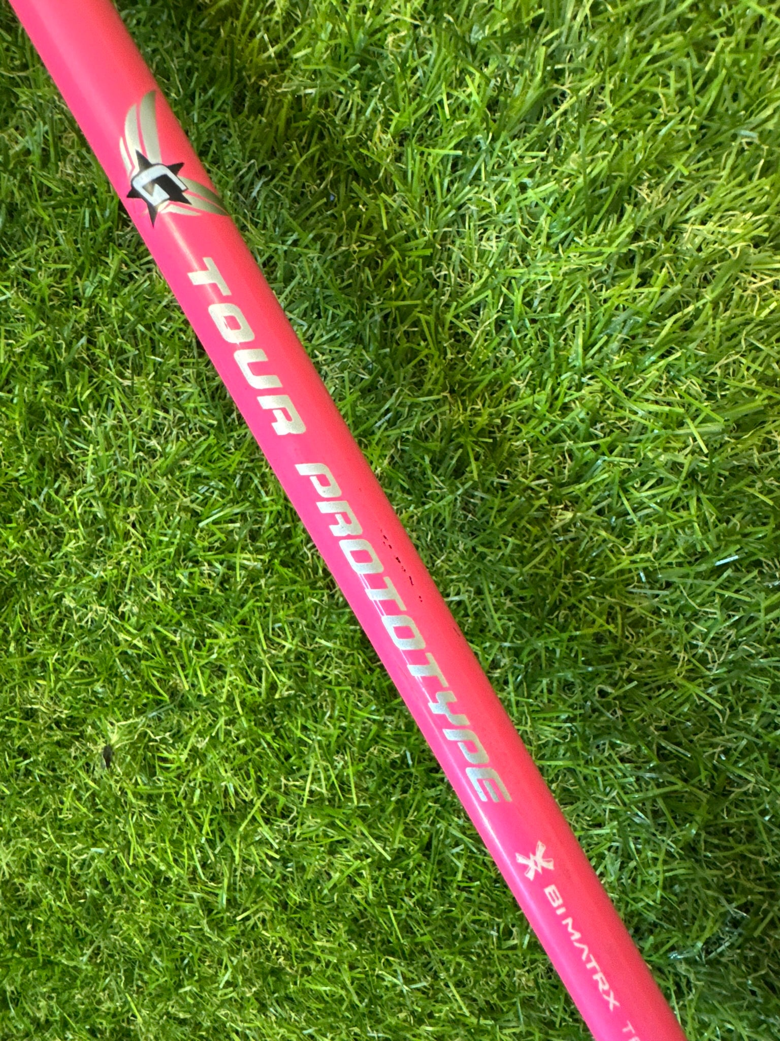 Titleist 910 D2 Driver 9.5° – Grafalloy Tour Prototype Pink X-Stiff Shaft